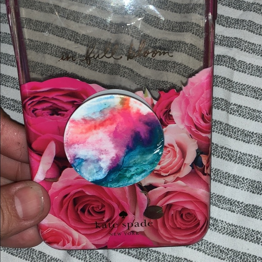 Uses iPhone 8 Plus Kate Spade phone case